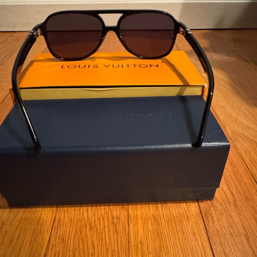 New in box - LV aviators - Picture 2 of 8